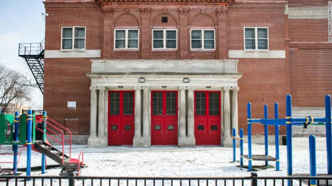 Una escuela primaria de Chicago se encuentra vacía. El distrito escolar de la ciudad canceló las clases en medio de las negociaciones con el sindicato de profesores, que reclama la enseñanza a distancia y la mejora de las medidas de seguridad de covid-19.