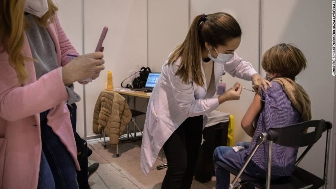 Un trabajador sanitario administra la vacuna covid-19 a un niño en Lisboa. Portugal, uno de los países más vacunados del mundo, comenzó a aplicar las vacunas a los niños de 5 a 11 años a finales de diciembre.