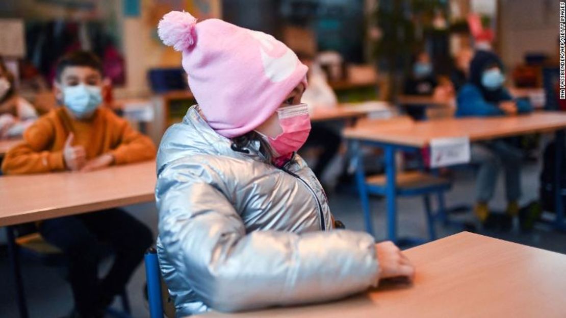 Una niña lleva ropa de invierno y una mascarilla en su aula ventilada de la escuela primaria Petri de Dortmund, en el oeste de Alemania, a finales de noviembre.