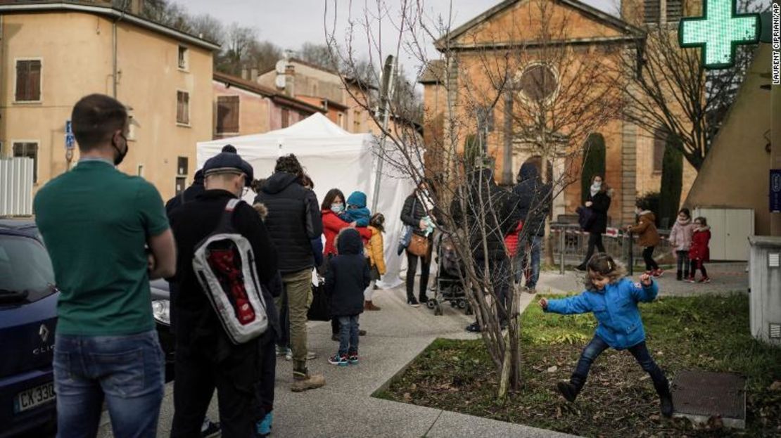 Un centro de pruebas de covid-19 en Albigny-sur-Saone, en el centro de Francia. Las escuelas francesas tienen dificultades en medio de una ola de ómicron, y las nuevas normas de pruebas y rastreo para las aulas están agravando las ya largas colas.