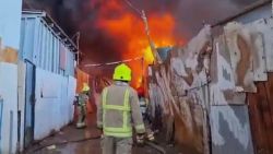 CNNE 1135296 - 5 cosas- incendio consume unas 100 casas en chile