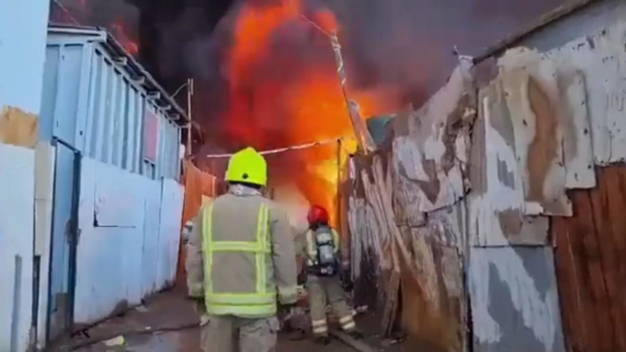 CNNE 1135334 - un incendio consume 100 casas en chile