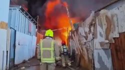 CNNE 1135334 - un incendio consume 100 casas en chile