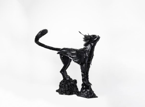 Kadeesa (Cachorro de Griffyx) -- Nimako dice que tiene una "fascinación por la mitología y las formas híbridas". Para crear esta escultura de gato, se inspiró en el grifo, una criatura mitológica que es a la vez león y águila, creando lo que él llama un "griffyx". "La mitología griega... es la que se utiliza cuando decimos la palabra 'mitología'", dice. "La cultura sumeria surgió antes que la griega, y los sumerios eran negros. ¿Quién puede decir que algunos de estos elementos que ahora consideramos mitología eurocéntrica no tenían sus raíces en alguna forma de mitología africana?". Crédito: Sam Engelking