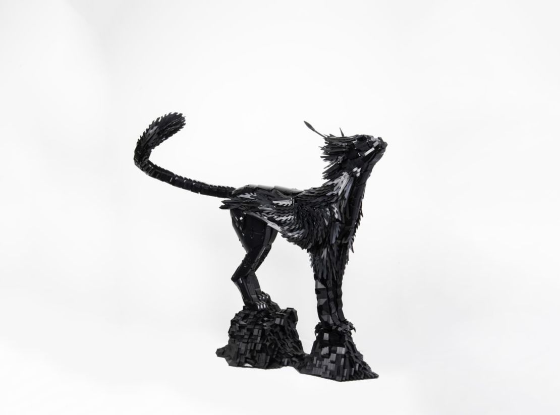 Bautizada como "Kadeesa" por su mujer, esta escultura felina se inspira en el grifo, una criatura mitológica que es a la vez león y águila, creando lo que Nimako llama un "griffyx". Crédito: Sam Engelking