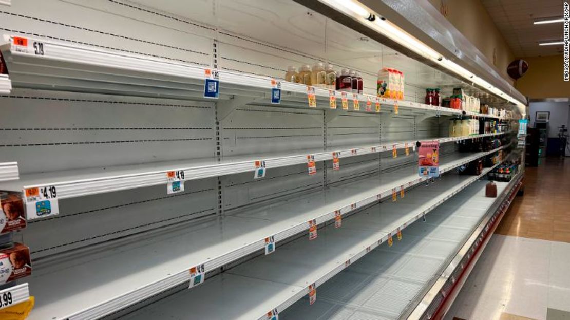 Estantes vacíos durante el fin de semana en un supermercado Giant Foods de Alexandria, Virginia.