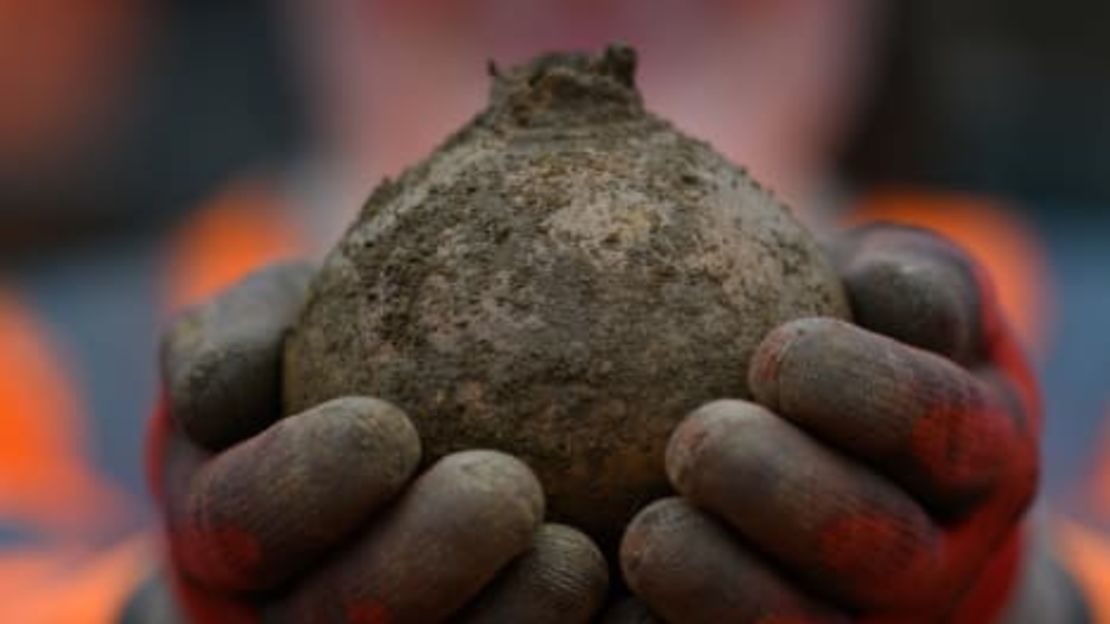 Se muestra una vasija romana mientras los arqueólogos de HS2 descubren un vasto asentamiento comercial romano en Northamptonshire. Crédito: Cortesía de HS2 Ltd.