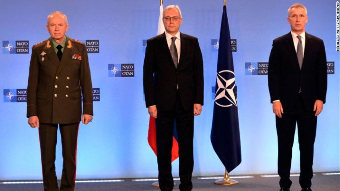 El viceministro de Defensa de Rusia, Alexander Fomin, a la izquierda, con Grushko, al centro, y Stoltenberg, a la derecha, antes de que comenzaran las conversaciones este miércoles.