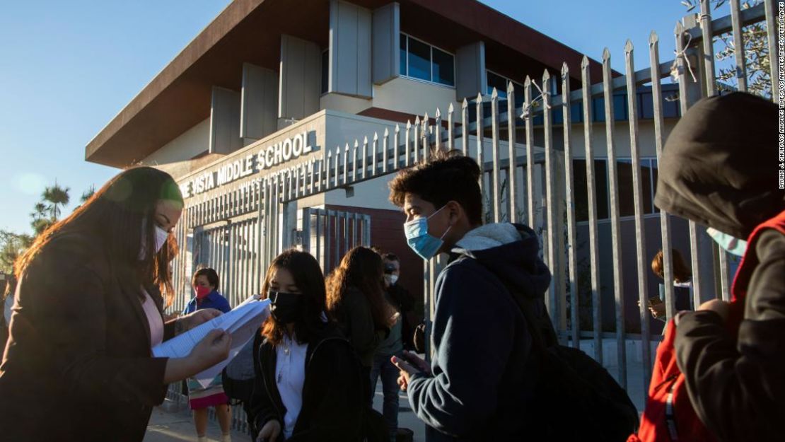 Estudiantes regresan a la escuela secundaria Olive Vista el martes en Sylmar, California.