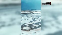 CNNE 1135987 - asi fue la extrana nevada en el desierto saudi