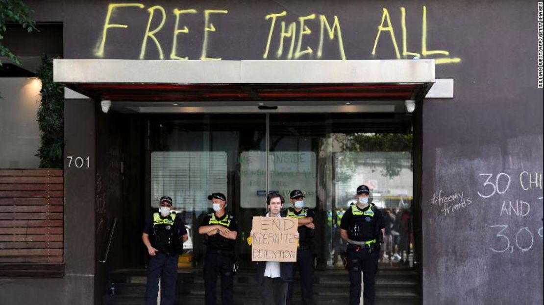 La policía monta guardia en el centro de detención del gobierno donde Djokovic permaneció el 7 de enero de 2022.