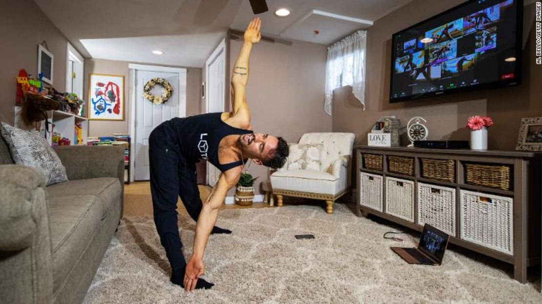 Dennis Guerrero, copropietario y entrenador jefe de la plataforma de fitness Life Outside the Box, dirige una clase virtual desde su casa en Long Beach, Nueva York, el 8 de noviembre de 2020. Crédito: Al Bello/Getty Images