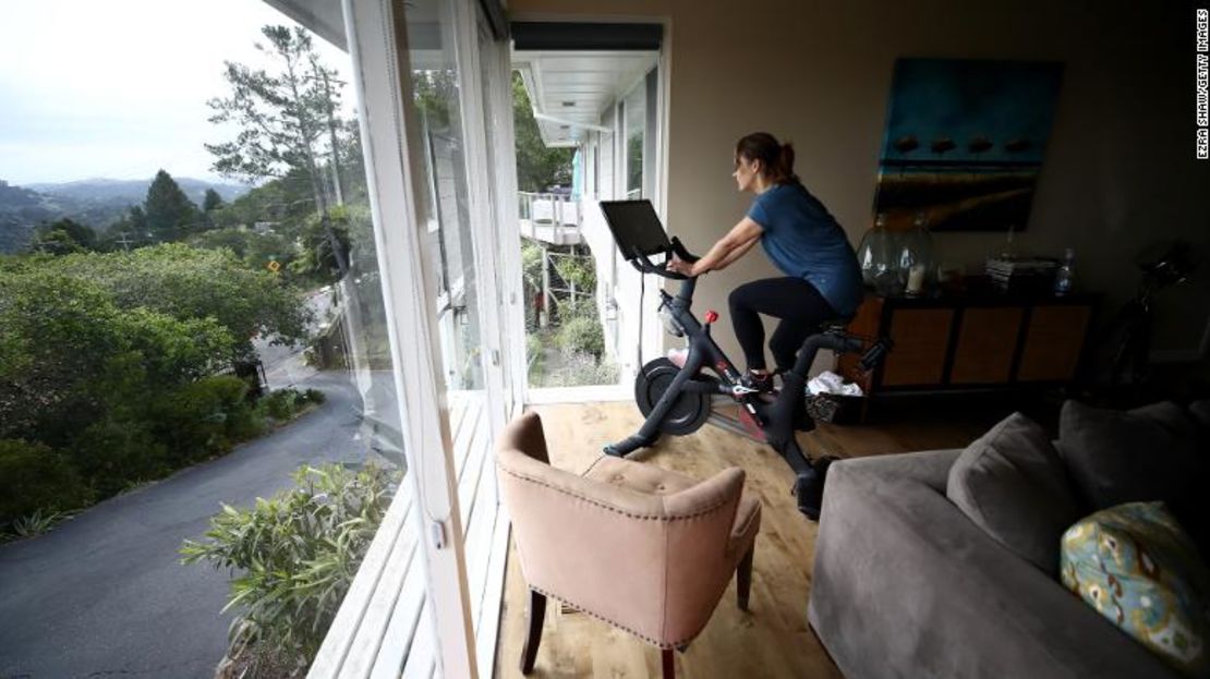 Una persona monta su bicicleta estática Peloton en su casa en San Anselmo, California, el 6 de abril de 2020.