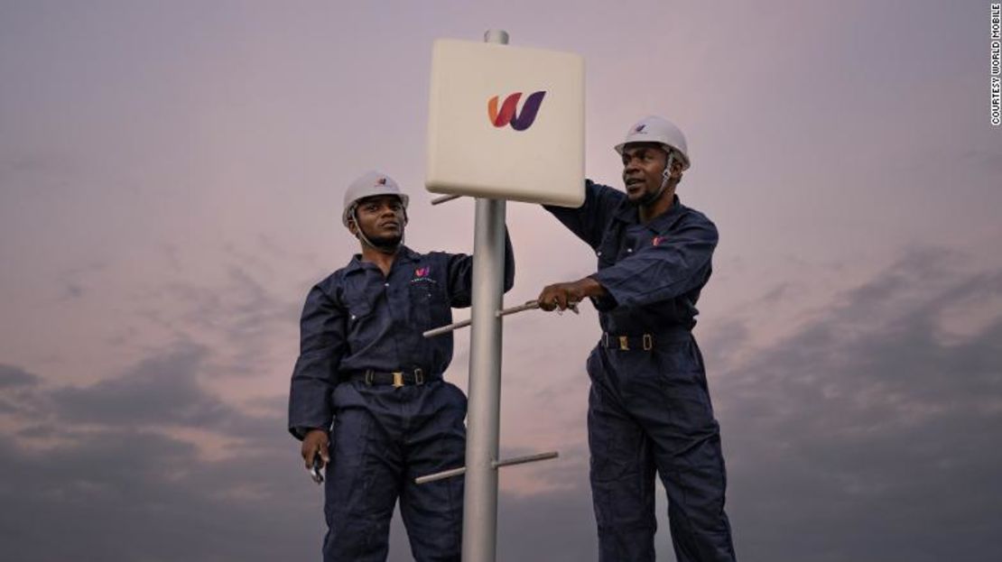 Trabajadores instalan un nodo de World Mobile mientras construye su red tierra-aire.