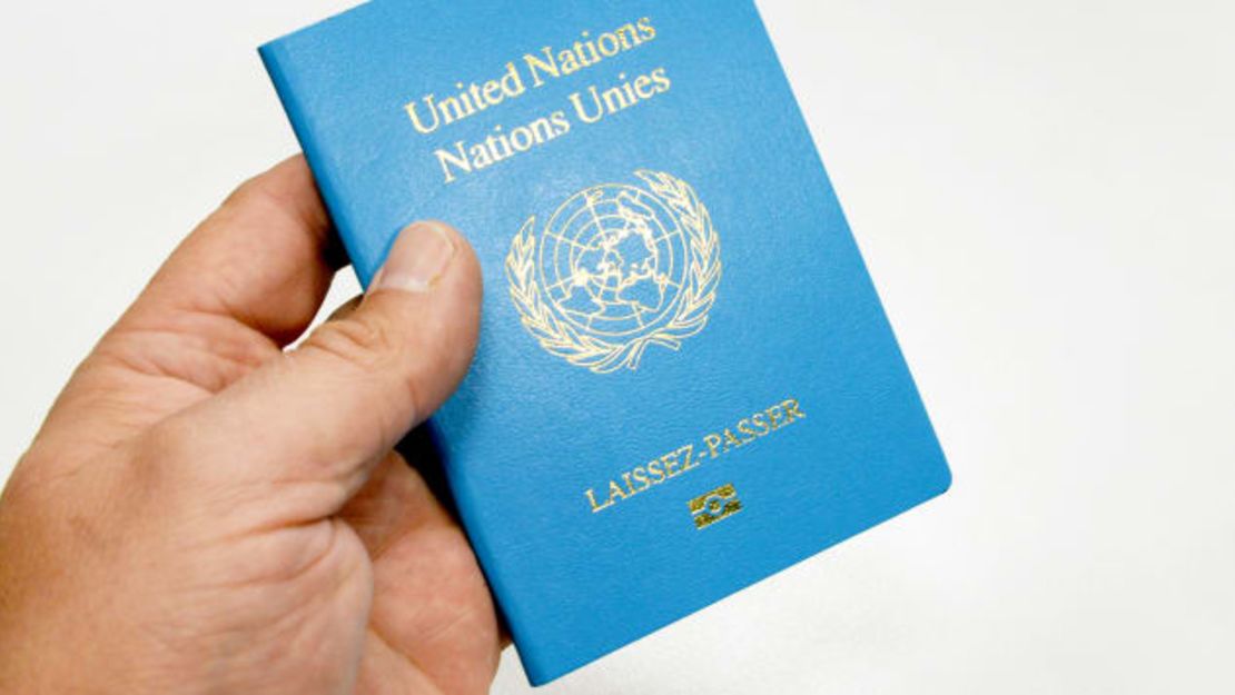 El documento de viaje azul "'Laissez-Passer" de la ONU.