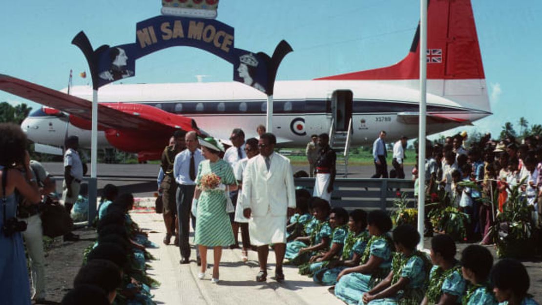 No se requiere pasaporte si eres la reina Isabel II, vista aquí llegando a Fiji durante su gira del Jubileo de Plata por el Pacífico Sur en 1977.