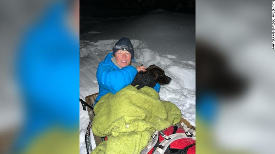 Leona Allen y Russ envueltos en mantas mientras descendían en trineo por la colina nevada.