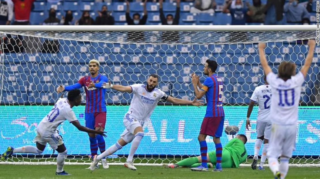 Karim Benzema celebra tras poner 2-1 arriba al Real Madrid.