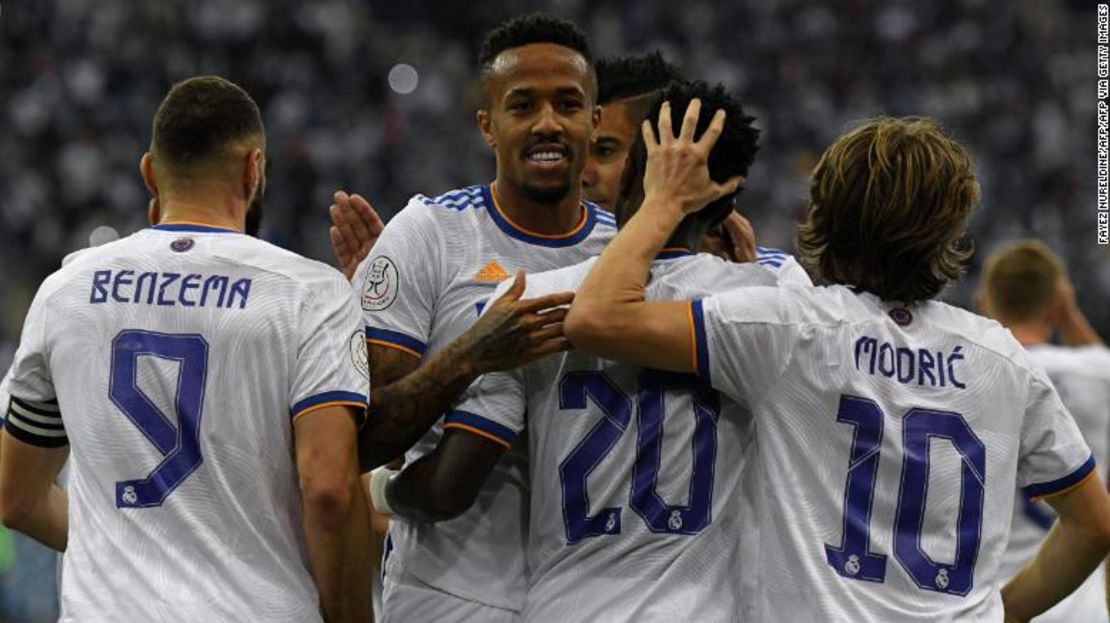 Los jugadores del Real Madrid celebran con el delantero brasileño Vinicius Junior (20) tras marcar en la semifinal de la Supercopa de España ante el Barcelona en el estadio Internacional Rey Fahd de la capital saudí, Riad.