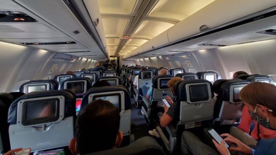 Pasajeros a bordo de un avión de United Airlines durante un vuelo en julio de 2021Crédito: Gado/Getty Images