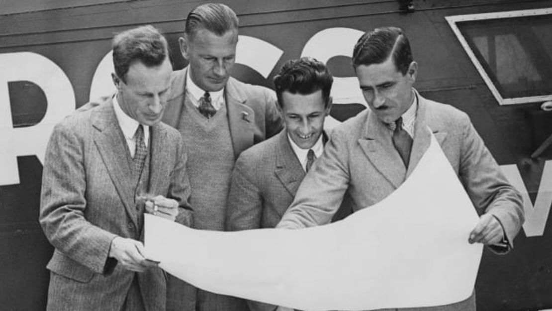 Los cuatro tripulantes del monoplano Southern Cross estudian un mapa de su ruta en el aeropuerto de Croydon en junio de 1930. De izquierda a derecha: El aviador australiano Charles Kingsford Smith, el copiloto Evert Van Dyke, el operador de radio John Stannage y el navegante J. Patrick Saul.Crédito: Keystone/Hulton Archive/Getty Images