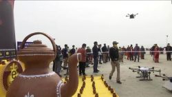 CNNE 1136926 - usan drones en la india para dar un "bano sagrado"