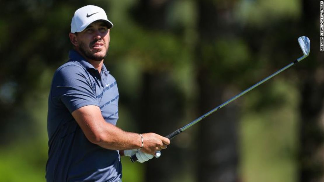 Brooks Koepka ejecuta su golpe desde el segundo tee durante la tercera ronda del Torneo de Campeones.