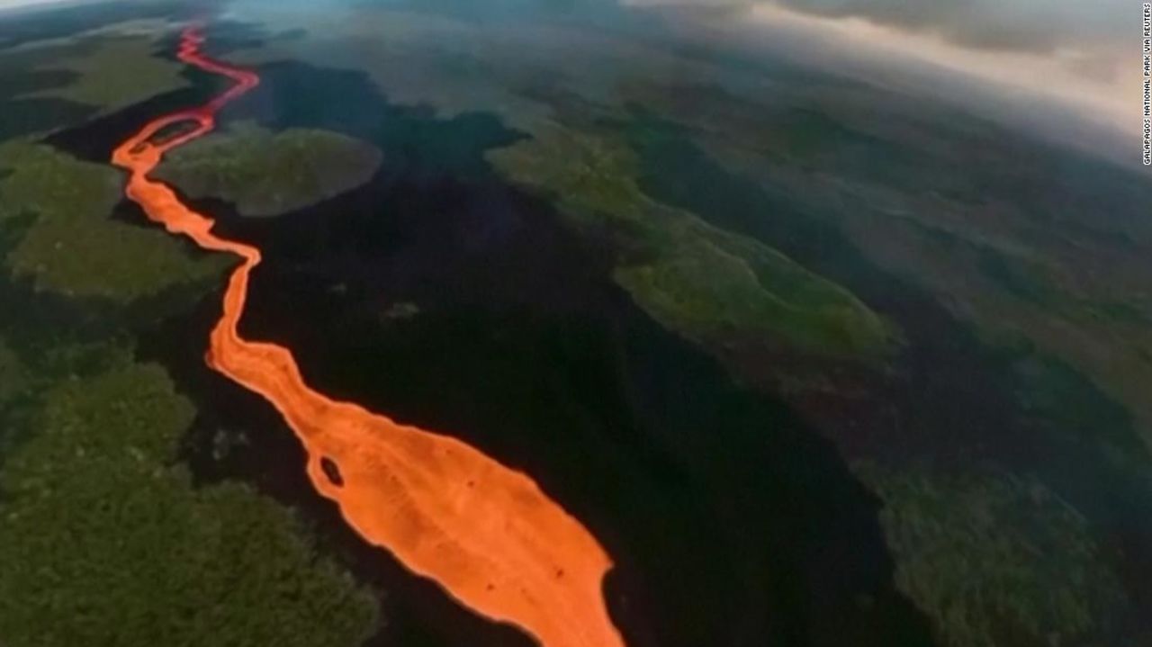 CNNE 1137086 - asi fluye la lava del volcan wolf en galapagos-