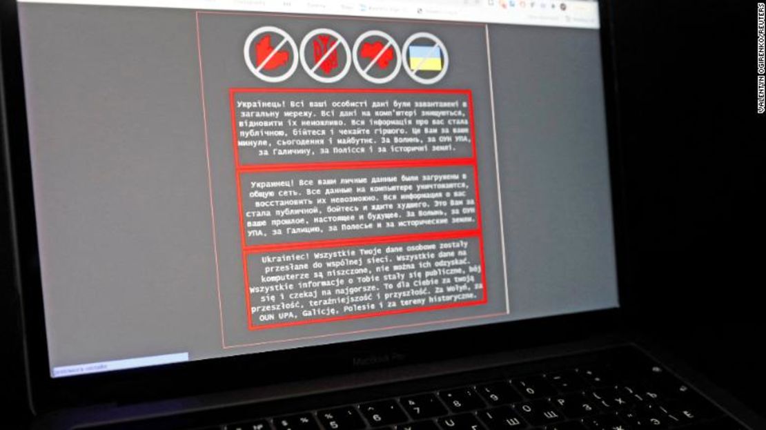 La pantalla de una computadora portátil muestra un mensaje de advertencia en ucraniano, ruso y polaco que apareció en el sitio web oficial del Ministerio de Relaciones Exteriores de Ucrania.