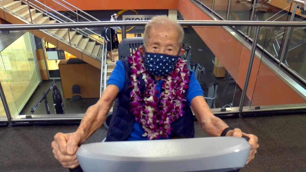 CNNE 1137336 - cumplio 102 anos y lo celebro en el gimnasio