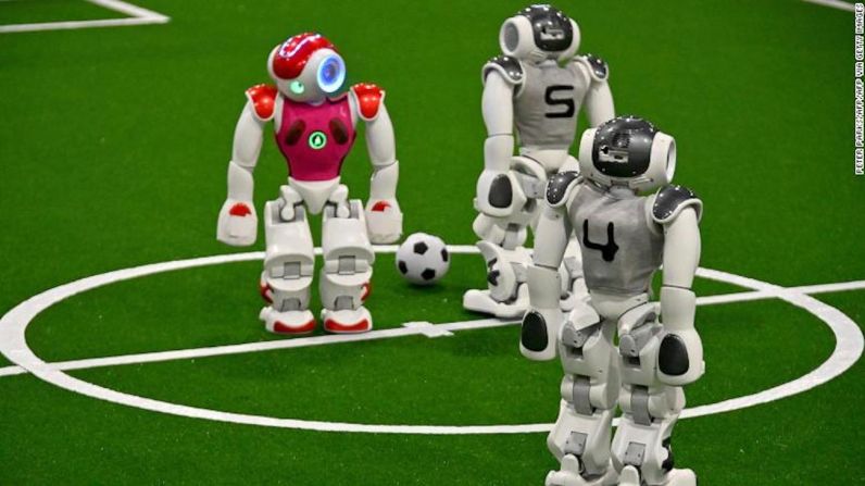 La tecnología está cambiando rápidamente nuestras vidas, y eso se aplica al deporte tanto como a cualquier otro lugar. Por ejemplo, RoboCup es una competencia de fútbol para robots autónomos, observada por decenas de miles de espectadores. Mira a través de la galería para ver algunos de los otros deportes innovadores que se juegan hoy.