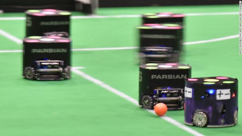 La liga de RoboCup de talla pequeña presenta equipos de seis robots que deben caber dentro de un círculo de 180 mm de diámetro y no deben medir más de 15 cm. El objetivo final del torneo es avanzar en el desarrollo de robots inteligentes.