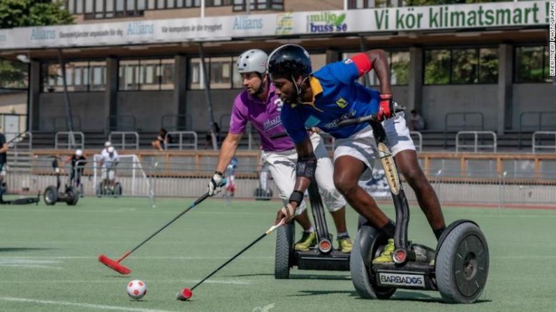 El polo en Segway es como el polo normal, pero en lugar de caballos, los jugadores viajan en Segways eléctricos de dos ruedas. El Segway Polo Club de Barbados, en azul, ganó el Campeonato Mundial de 2019.