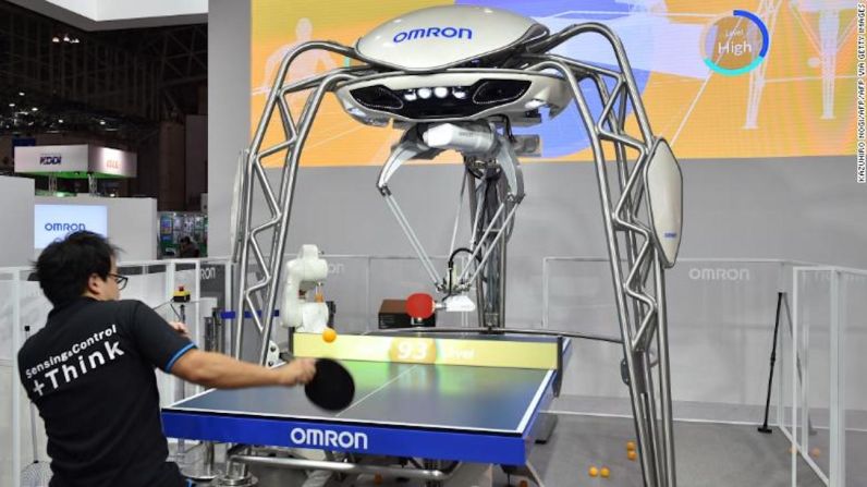 La mitad de lo que podría convertirse en un deporte del futuro es FORPHEUS, un intimidante robot para jugar al tenis de mesa desarrollado por el fabricante de piezas de automatización Omron. Está destinado a ayudar a su oponente humano a entrenar haciendo coincidir la dificultad de su juego con sus habilidades, utilizando cámaras que detectan su movimiento, expresión facial y frecuencia cardíaca.