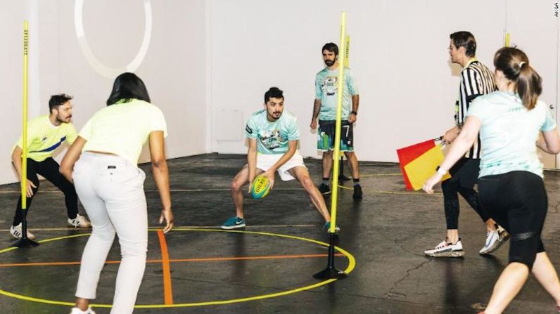 Speedgate es un juego creado por inteligencia artificial y combina aspectos de croquet, rugby y fútbol. Se entrenó una red neuronal utilizando reglas de alrededor de 400 deportes, según AKQA, la agencia de diseño detrás de Speedgate. El deporte ahora se está convirtiendo en una liga universitaria en todo Estados Unidos, dice AKQA.