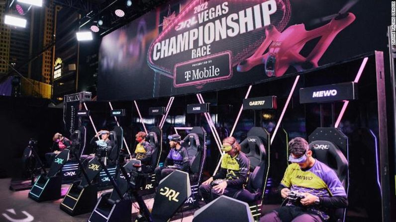 En las carreras de drones con vista en primera persona, los pilotos guían a los drones a través de pistas de carreras complejas mientras usan gafas que transmiten video en vivo desde las cámaras de los drones. La Drone Racing League (DRL) ha sido televisada por las principales cadenas y ha acumulado más de 75 millones de fanáticos en todo el mundo desde su lanzamiento en 2016, según el CEO y fundador de DRL, Nicholas Horbaczewski.