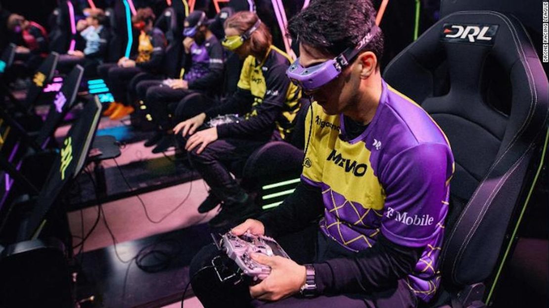 Pilotos de Drone Racing League volando en primera persona en la DRL Vegas Championship Race, enero de 2022.