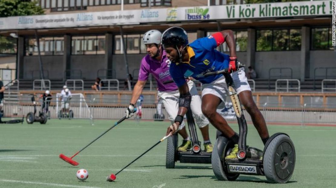 El capitán Nevin Roach (de azul) al ataque del equipo de Barbados en el Campeonato Mundial de Polo en Segway de 2019, Suecia.