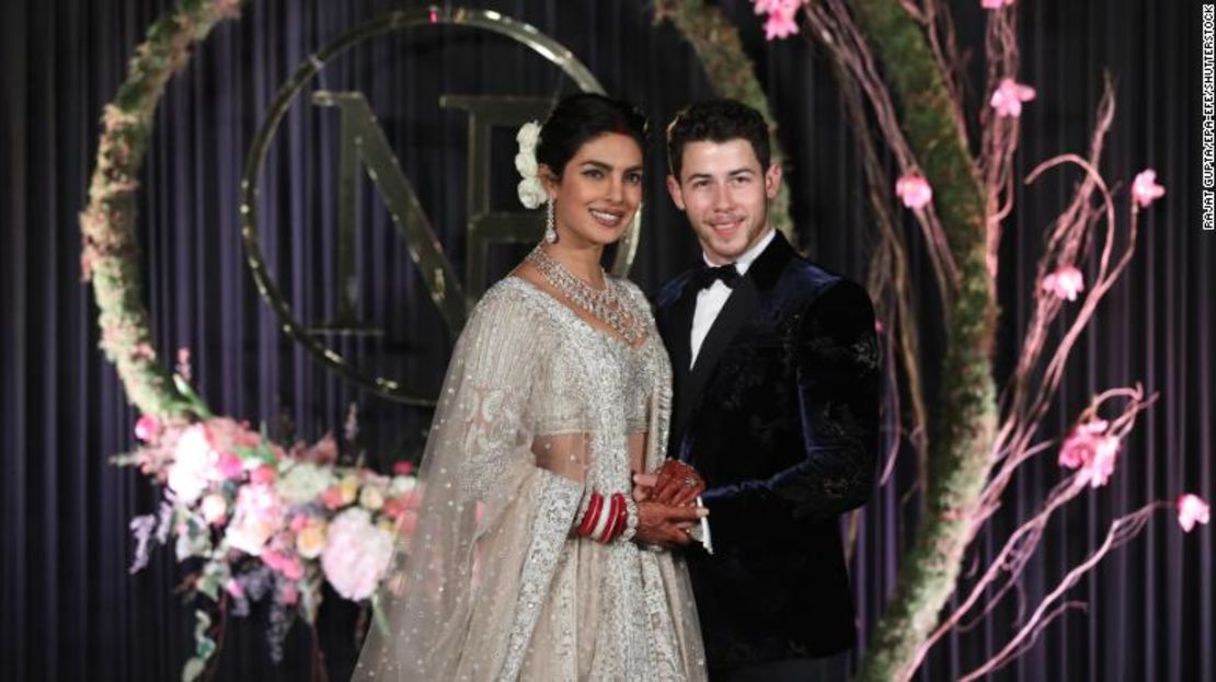 Los recién casados ​​Priyanka Chopra y Nick Jonas posan para los fotógrafos durante una recepción en Nueva Delhi el 4 de diciembre de 2018.