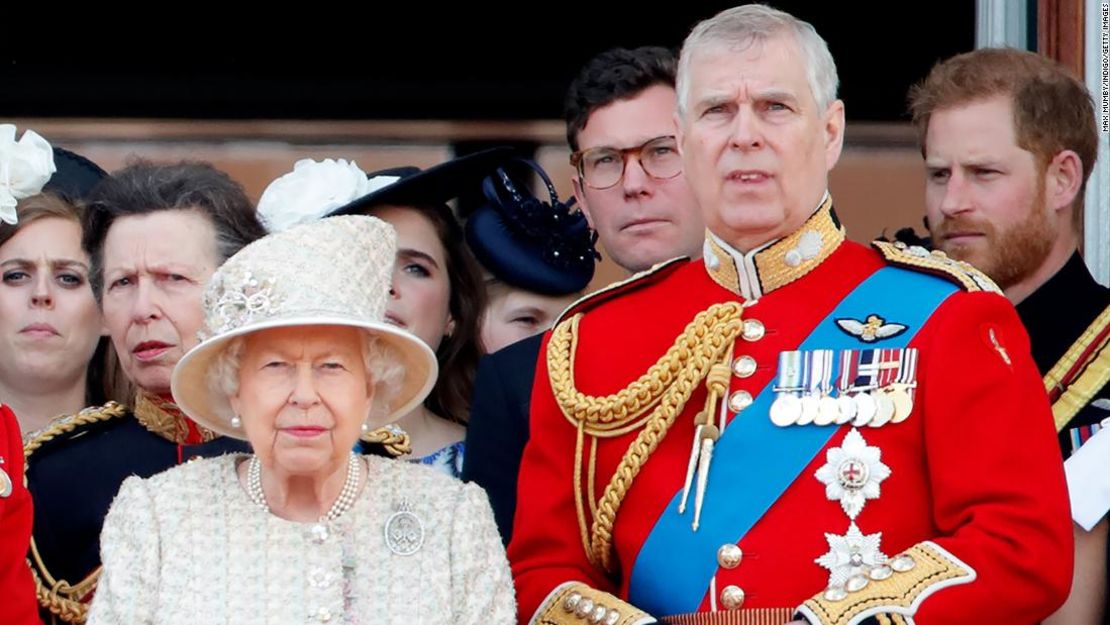 El príncipe Andrés se encuentra con su madre y otros miembros de la familia real durante Trooping The Colour, el desfile anual de cumpleaños de la reina, el 8 de junio de 2019 en Londres.