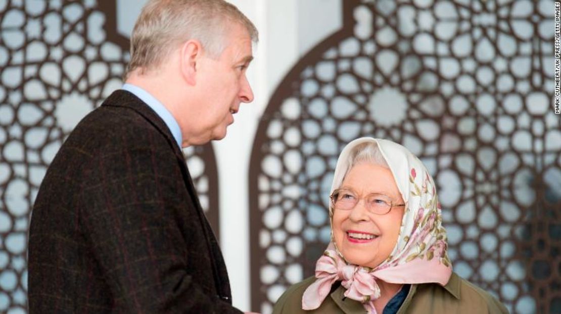 La reina y su segundo hijo conversan en el Windsor Horse Show en mayo de 2017.