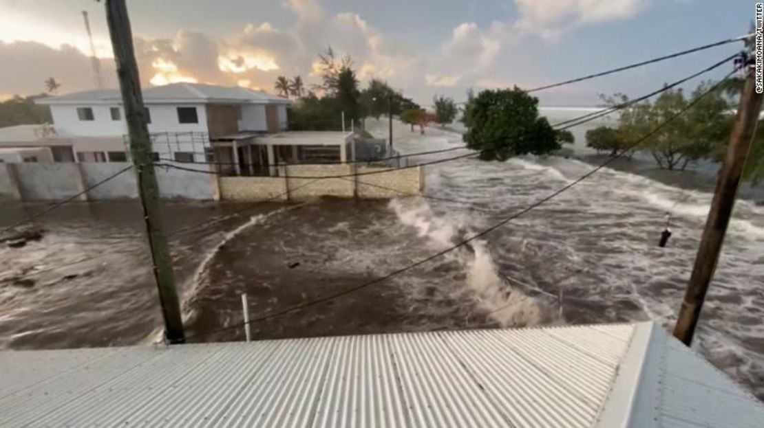 Un tsunami golpeó la isla más grande de Tonga, Tongatapu.