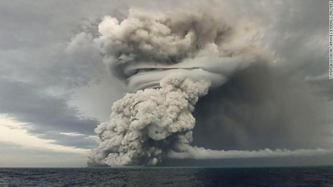 La ceniza se eleva en el aire después de una poderosa erupción volcánica submarina en el Pacífico Sur.