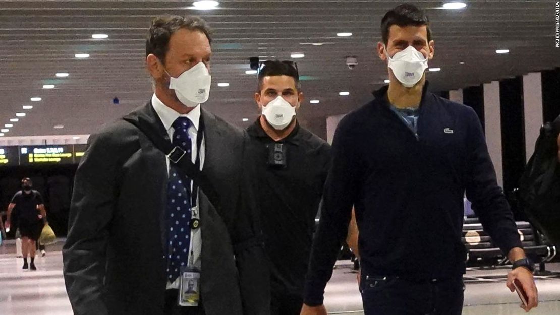 Novak Djokovic camina en el aeropuerto de Melbourne antes de abordar un vuelo el 16 de enero, luego de que el Tribunal Federal confirmara la decisión del gobierno de cancelar su visa para jugar en el Abierto de Australia. Crédito: Loren Elliott/Reuters