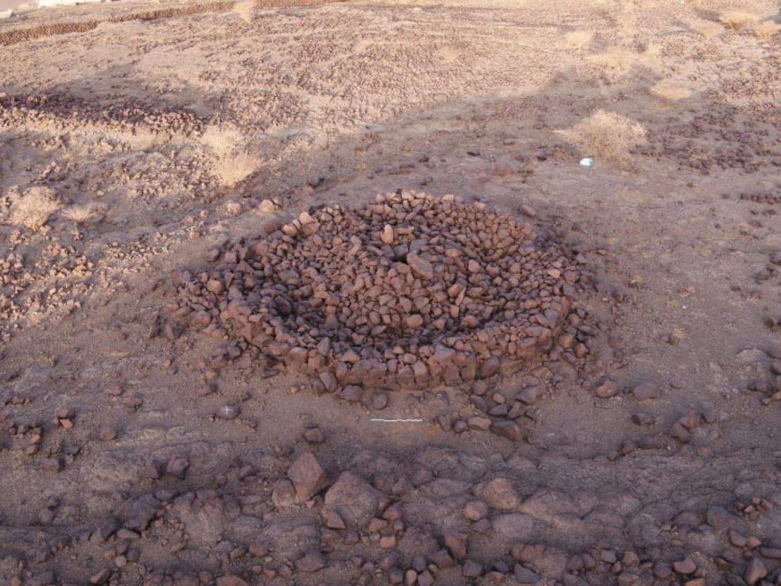 Un mojón anillado relleno del Oasis de Khaybar en el noroeste de Arabia Saudita. Crédito: Comisión Real para AlUla/AAKSA