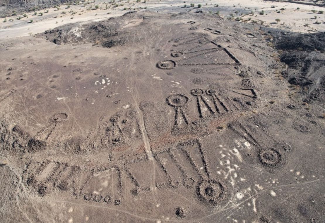 Una densa "avenida funeraria" flanqueada por tumbas de la Edad del Bronce que sale del Oasis de al Wadi cerca de Khaybar en el noroeste de Arabia Saudita. Crédito: Comisión Real para AlUla/AAKSA