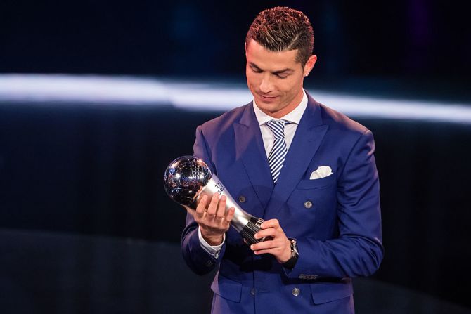 Cristiano Ronaldo, entonces en el Real Madrid, recibe el premio al mejor jugador masculino de la FIFA durante los premios The Best FIFA Football Awards 2016, el 9 de enero de 2017 en Zúrich, Suiza.