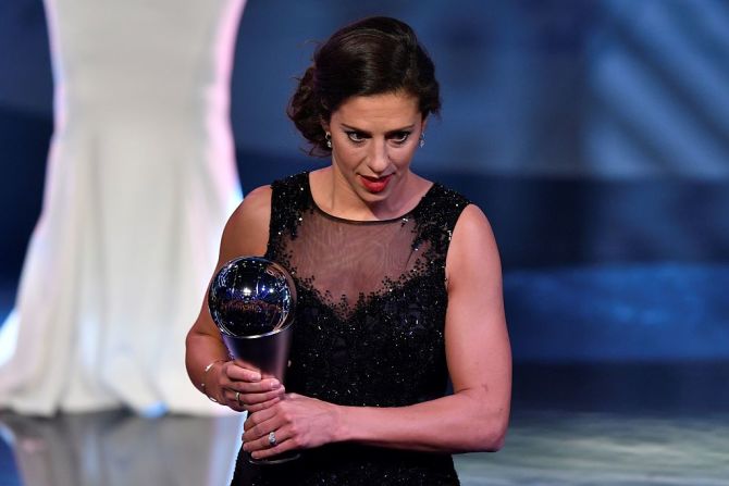 Carli Lloyd sostiene su trofeo al premio a la mejor jugadora de la FIFA de 2016 durante la ceremonia de los premios The Best FIFA Football Awards, el 9 de enero de 2017 en Zúrich.