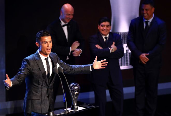 Cristiano Ronaldo gana el premio al mejor jugador masculino de la FIFA 2017 mientras Diego Maradona, Gianni Infantino y Ronaldo observan durante el espectáculo de los premios The Best FIFA Football Awards, el 23 de octubre de 2017 en Londres, Inglaterra.