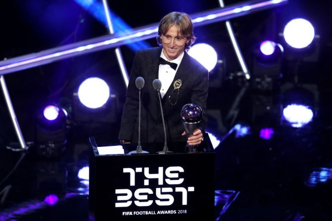 Luka Modric recibe el trofeo al mejor jugador masculino de la FIFA 2018 durante el espectáculo de los premios The Best FIFA Football Awards, en el Royal Festival Hall el 24 de septiembre de 2018 en Londres, Inglaterra.